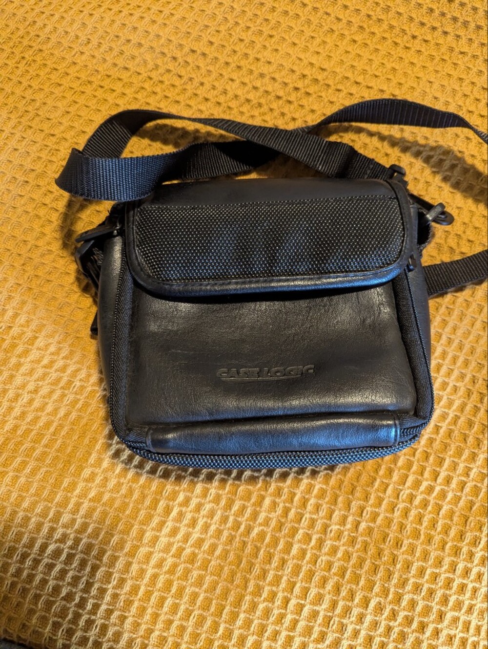 Caselogic Black Men's Compact Messenger Crossbody Bag
